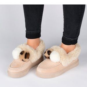 Journey collection footwear Sunset Faux Fur Trim Moccasin Size 8 cream color-New